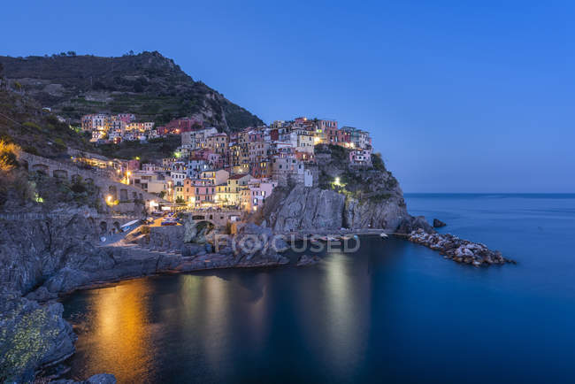 Italia, Liguria, La Spezia, Parco Nazionale delle Cinque Terre, Manarola all'ora blu — Foto stock