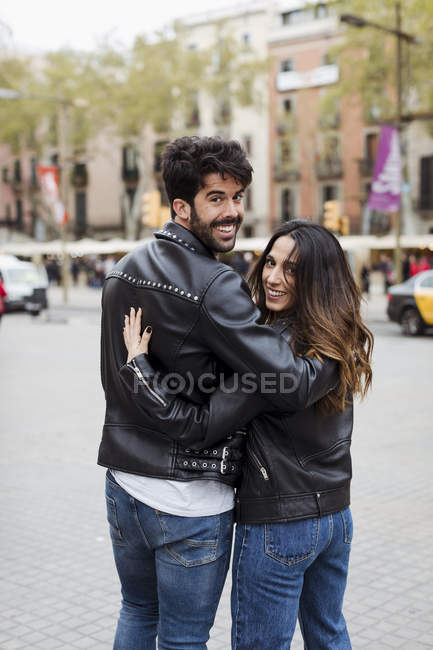 Espagne, Barcelone, jeune couple embrassant et marchant en ville — Photo de stock