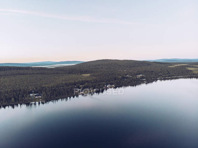 Suecia, Kiruna, Vista aérea de las casas en el lago - foto de stock