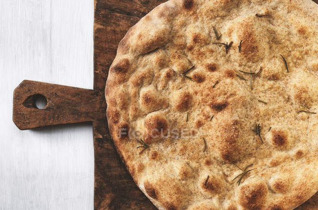 Focaccia avec romarin sur planche à découper — Photo de stock
