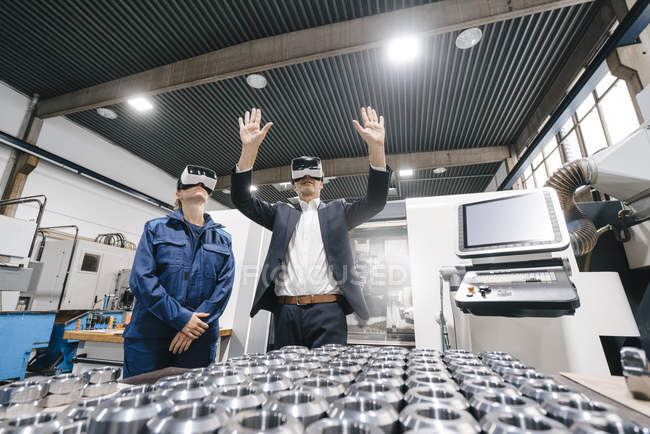 Businessman and skilled worker in high-tech enterprise, using VR glasses — Stock Photo