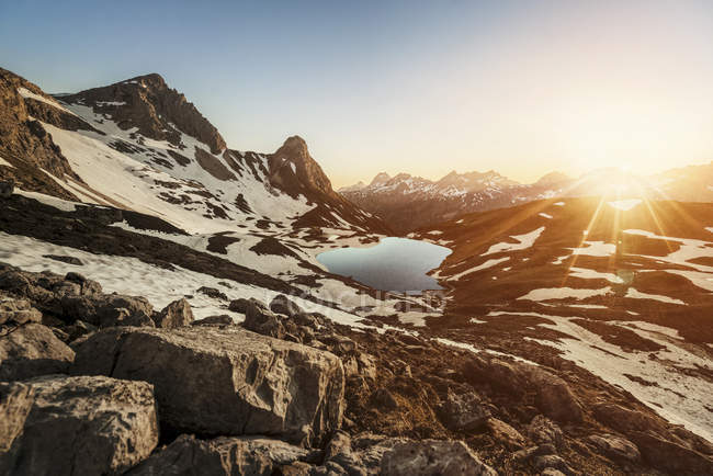 Germania, Alpi di Allgaeu, lago di montagna retroilluminato — Foto stock