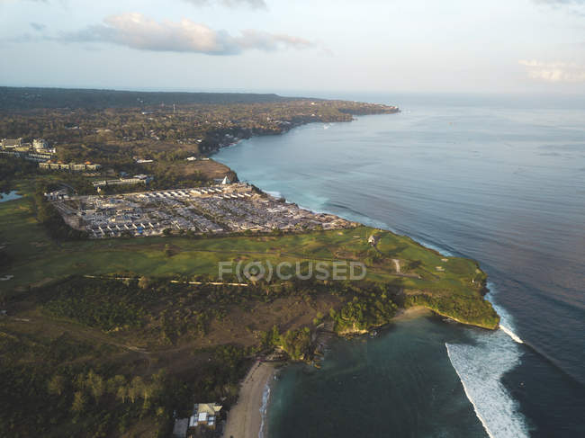 Indonesia, Bali, Vista aérea de la playa de Balangan - foto de stock