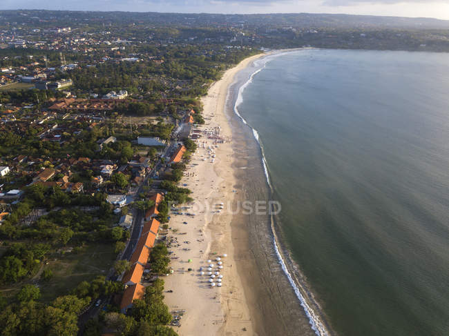 Indonesia, Bali, Vista aérea de la playa de Jimbaran - foto de stock