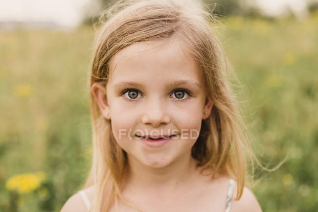 Retrato de niña rubia en la naturaleza - foto de stock