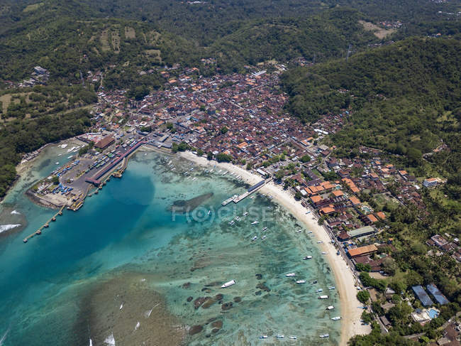 Indonesia, Bali, Vista aérea de Padangbai, bahía, playa - foto de stock
