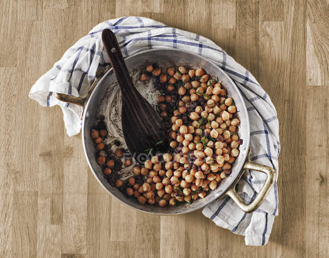 Cozinhar panela de grão de bico e feijão com alecrim — Fotografia de Stock