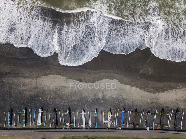 Indonesia, Bali, Veduta aerea della spiaggia di Yeh Gangga, barche banca — Foto stock