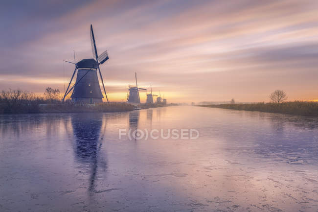 Paesi Bassi, Olanda, Rotterdam, Kinderdijk la sera — Foto stock
