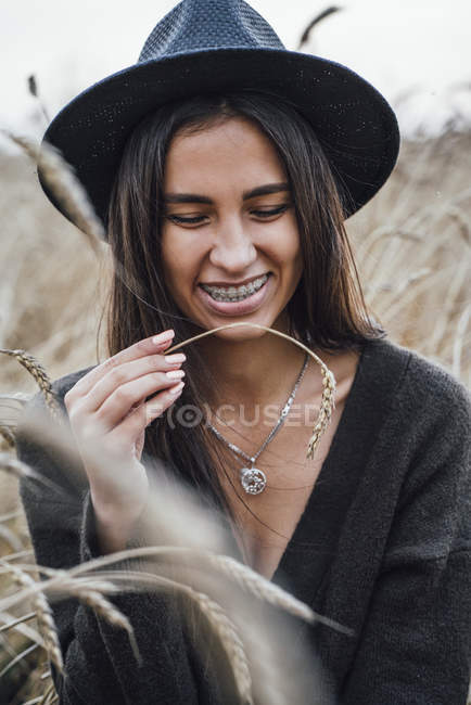 Портрет смішної молодої жінки, одягненої в чорне в кукурудзяне поле — стокове фото