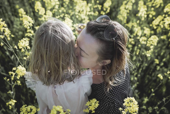 Madre e figlioletta insieme nel campo dello stupro — Foto stock