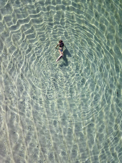 Indonesia, Bali, Melasti, Veduta aerea della spiaggia di Karma Kandara, donna in acqua — Foto stock