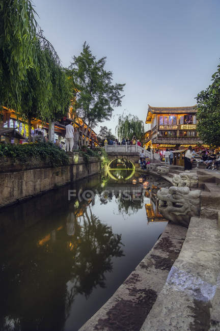 Китай, Юннан, Ліцзян, вечірній настрій у Старому місті — стокове фото