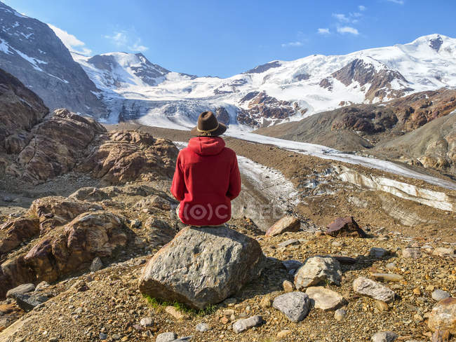 Italy, Lombardy, Cevedale Vioz mountain crest, hiker resting at Forni glacier — Stock Photo