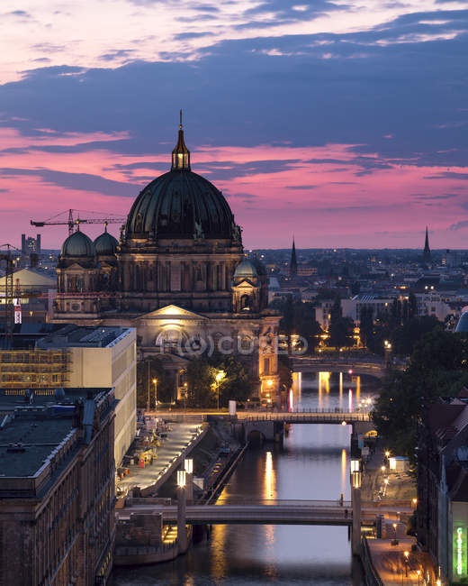 Germania, Berlino, elevata vista sulla città al crepuscolo del mattino — Foto stock
