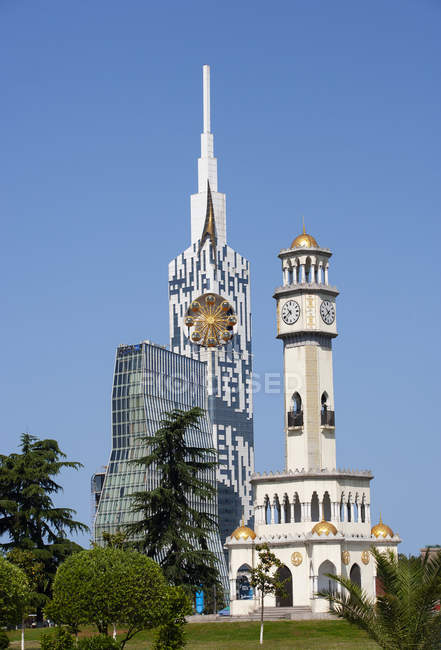 Georgia, Adjara, Batumi, Miracle Park, Chacha Clock Tower e l'università tecnica con grande ruota nella torre — Foto stock