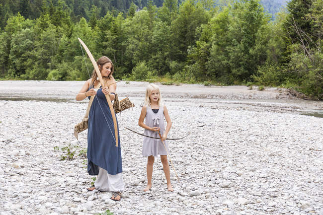 Mutter und Tochter mit Pfeil und Bogen in der Natur — Stockfoto