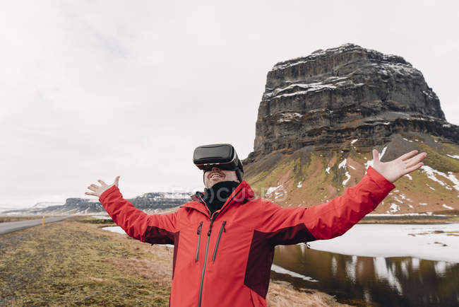 Islandia, hombre con gafas de realidad virtual en la naturaleza - foto de stock