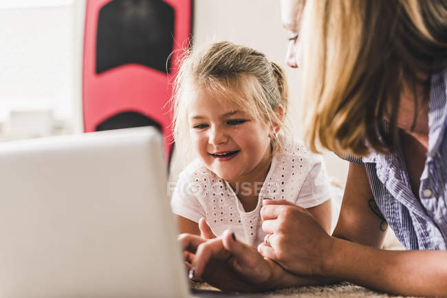 Madre e figlia divertirsi, utilizzando il computer portatile — Foto stock