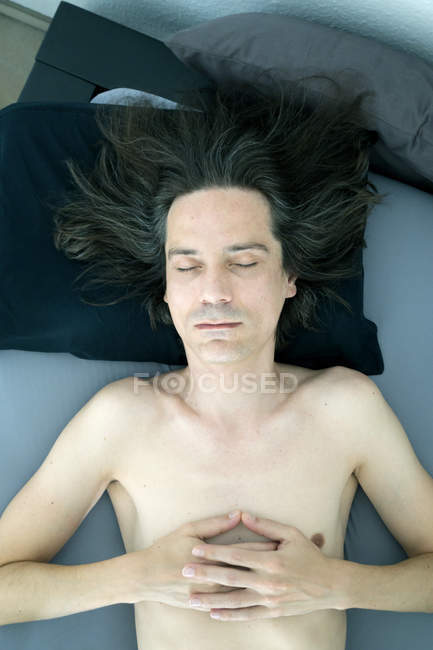 фото голого мужчины в кровати