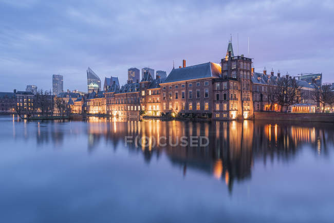 Paesi Bassi, Olanda, L'Aia, Binnenhof la sera — Foto stock