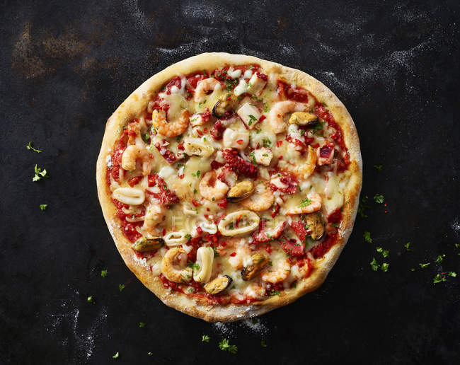 Blick über den Kopf auf Meeresfrüchte-Pizza — Stockfoto