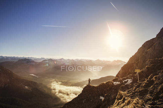 Alemanha, Allgaeu Alps, homem nas montanhas apreciando a vista — Fotografia de Stock