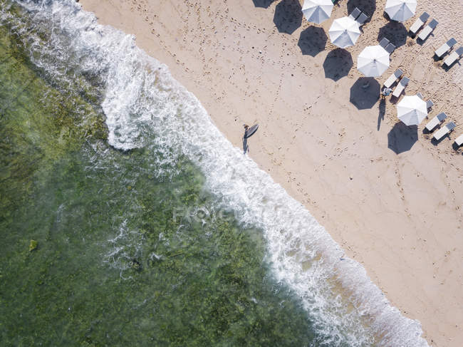 Indonesia, Bali, Veduta aerea della spiaggia di Balngan, surfista in spiaggia — Foto stock