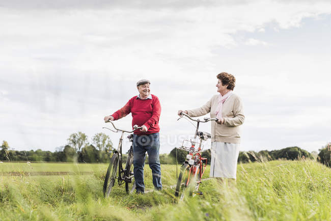 Hombre Adulto Con Bicicleta Sentado Camino Rural Mirando Ciudad: fotografía  de stock © ArturVerkhovetskiy #176905544