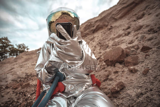 Raumfahrer erkundet neuen Planeten mit Smartphone — Stockfoto