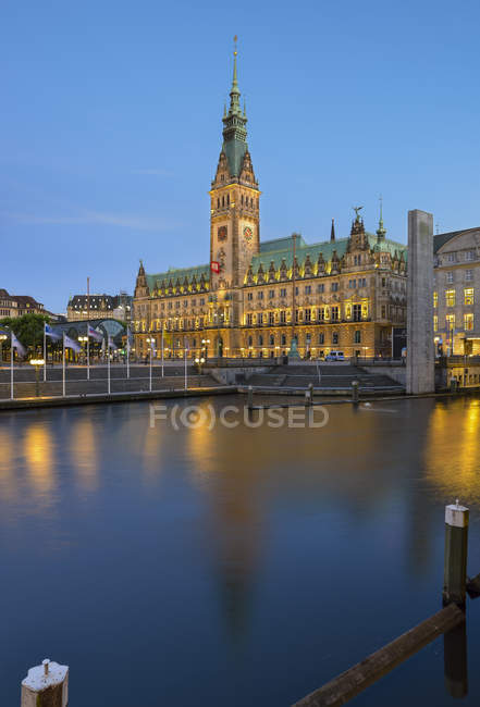 Германия, Гамбург, мэрия и маленький альстер вечером — стоковое фото