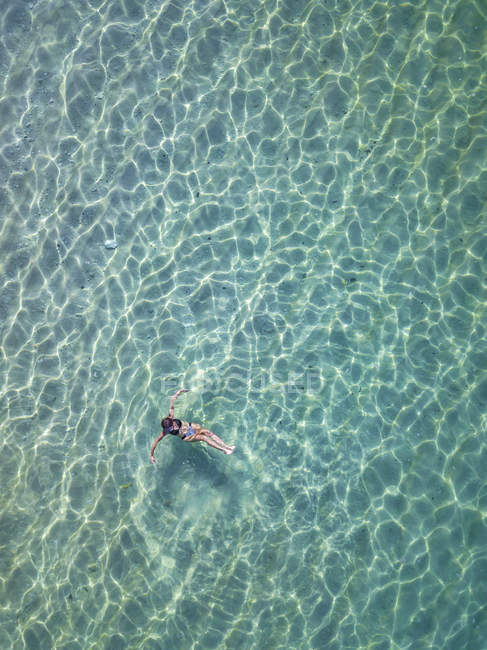 Indonesia, Bali, Melasti, Veduta aerea della donna sulla spiaggia di Karma Kandara — Foto stock