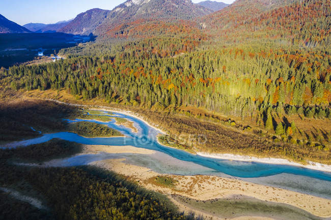 Alemania, Lenggries, Isarwinkel, Vista aérea del río Isar, afluente a la presa Sylvenstein en otoño - foto de stock