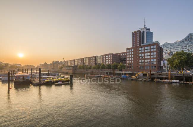Germany, Hamburg, Inland harbour in the morning — Stock Photo