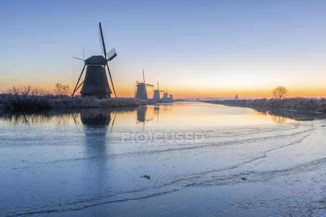 Países Bajos, Holanda, Rotterdam, Kinderdijk por la noche - foto de stock