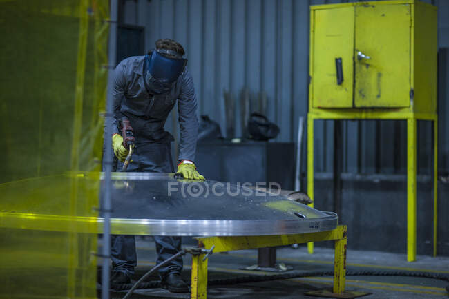 Saldatura operaia in fabbrica — Foto stock