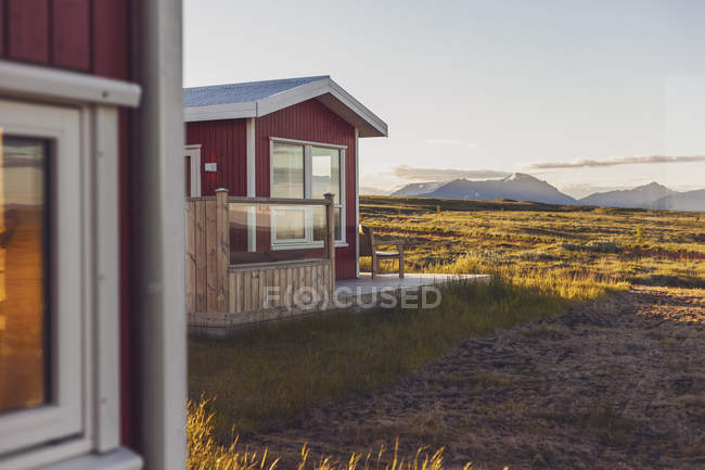 Islandia, Reykholt, casas típicas y montañas - foto de stock