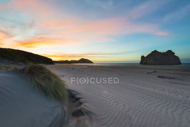 Nuova Zelanda, Isola del Sud, Puponga, Wharariki Beach al tramonto — Foto stock