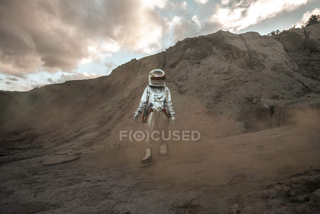 Raumfahrer erkundet namenlosen Planeten und wandelt in Staubwolke — Stockfoto