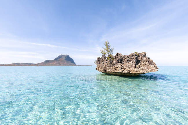 Mauritiusm Riviere Noire District, La Gaulette, pequena rocha, rocha de cristal em água de torneira — Fotografia de Stock