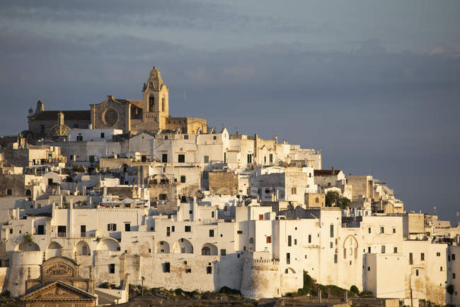 Italia, Puglia, Ostuni città di giorno — Foto stock
