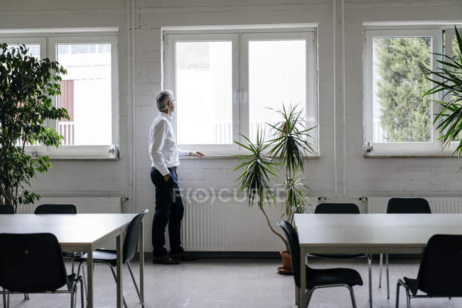 Uomo d'affari in pausa, guardando fuori dalla finestra — Foto stock