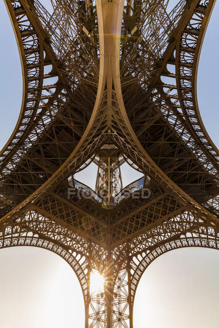 Francia, París, Torre Eiffel, vista del gusano al atardecer - foto de stock
