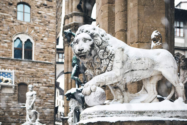 Italy, Florence, snow-covered lion statue — Stock Photo