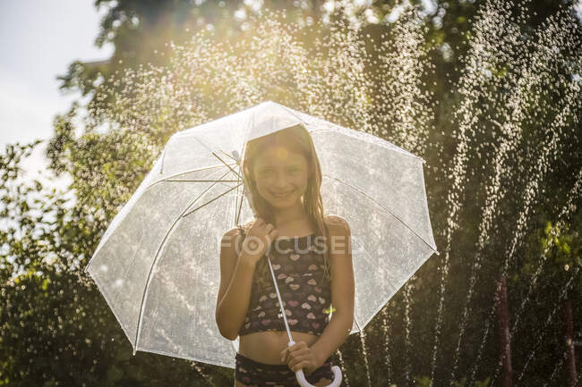 Портрет посміхається дівчина з парасолькою — стокове фото
