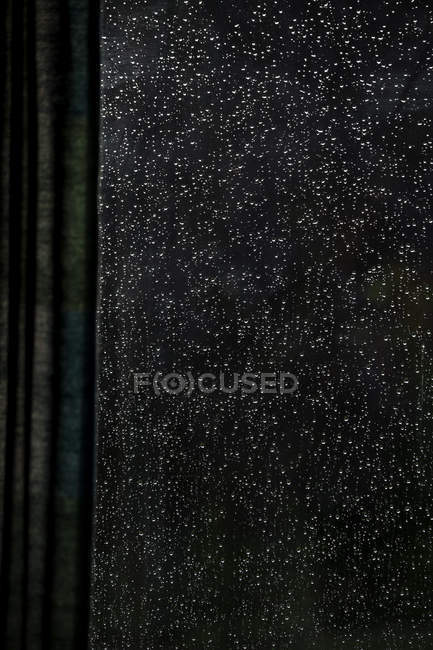 Gouttes de pluie sur vitre vue de l'intérieur — Photo de stock