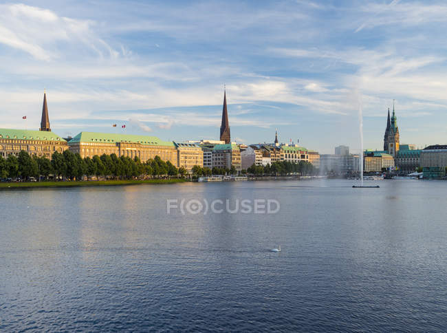 Germany, Hamburg, view to Inner Alster and Alster fountain — Stock Photo