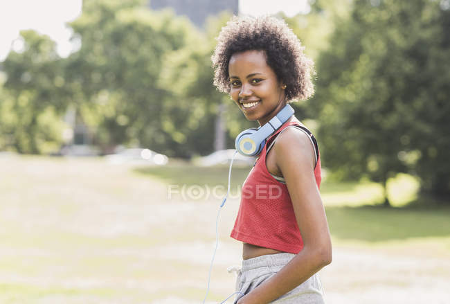 Ritratto di giovane donna sportiva sorridente nel parco — Foto stock