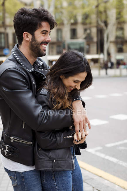 Glückliches junges Paar umarmt sich auf der Straße — Stockfoto
