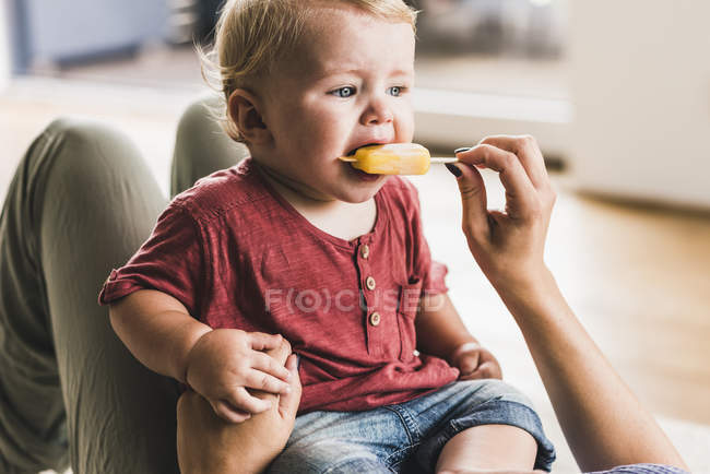 Мати і син вдома їдять лід цілком — стокове фото